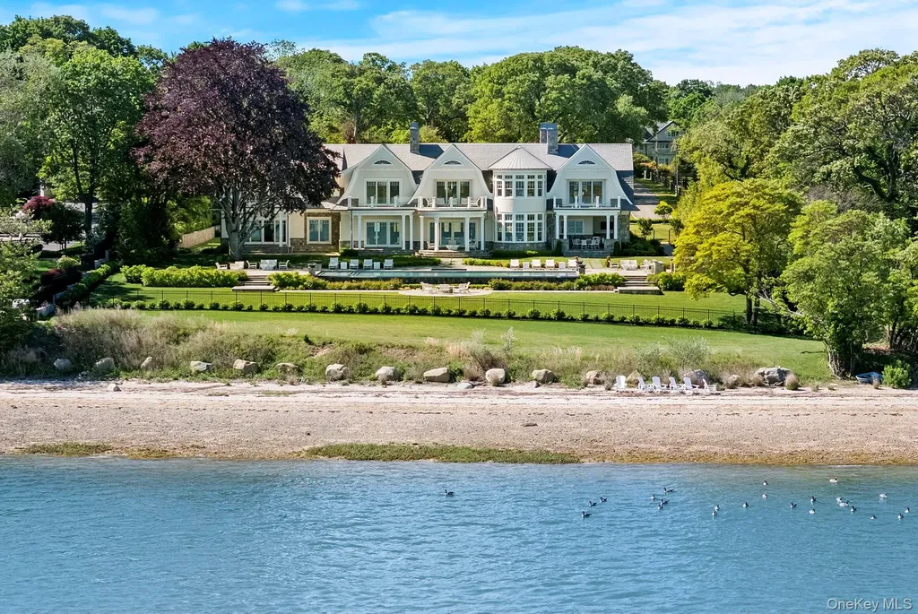 25 Brewster Lane E East Setauket NY 11733