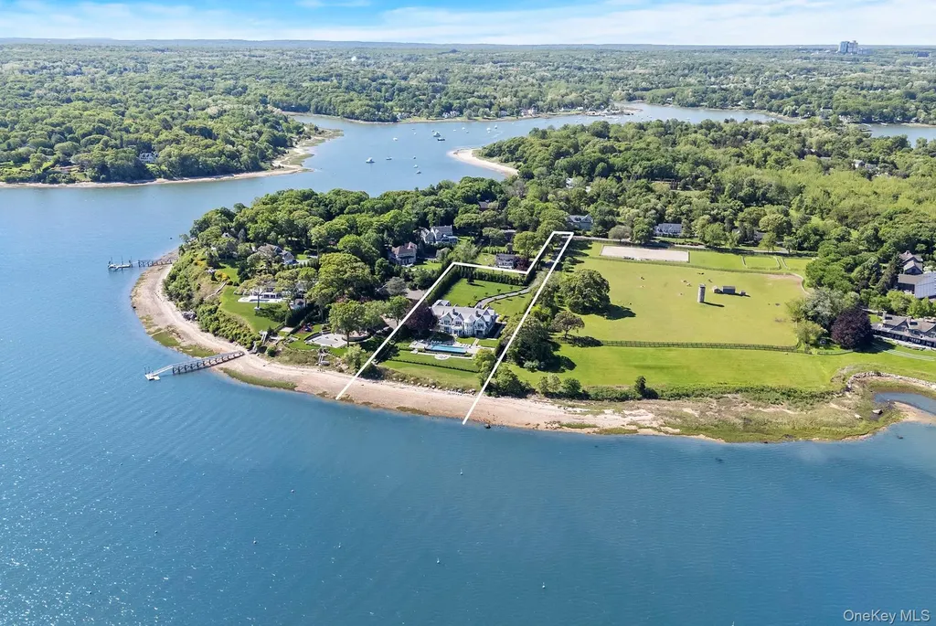 25 Brewster Lane E East Setauket NY 11733