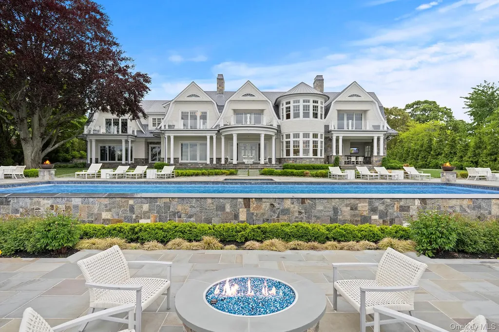 25 Brewster Lane E East Setauket NY 11733