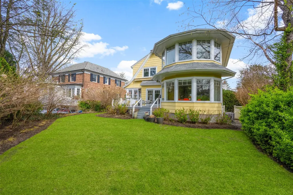 28 Stellar Place Pelham NY 10803