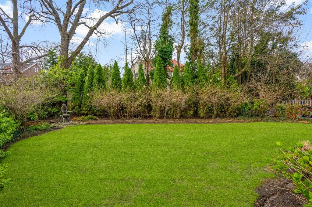 28 Stellar Place Pelham NY 10803
