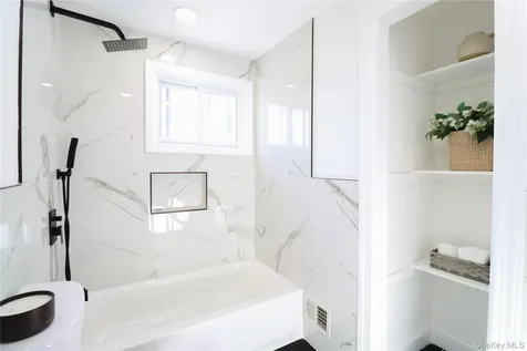 14A Earl Place Amity Harbor NY 11701