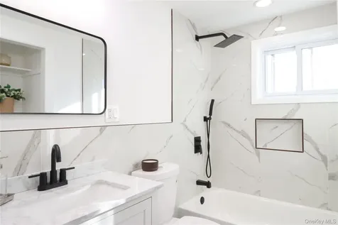 14A Earl Place Amity Harbor NY 11701