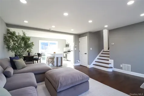 14A Earl Place Amity Harbor NY 11701