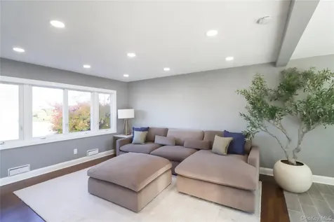 14A Earl Place Amity Harbor NY 11701