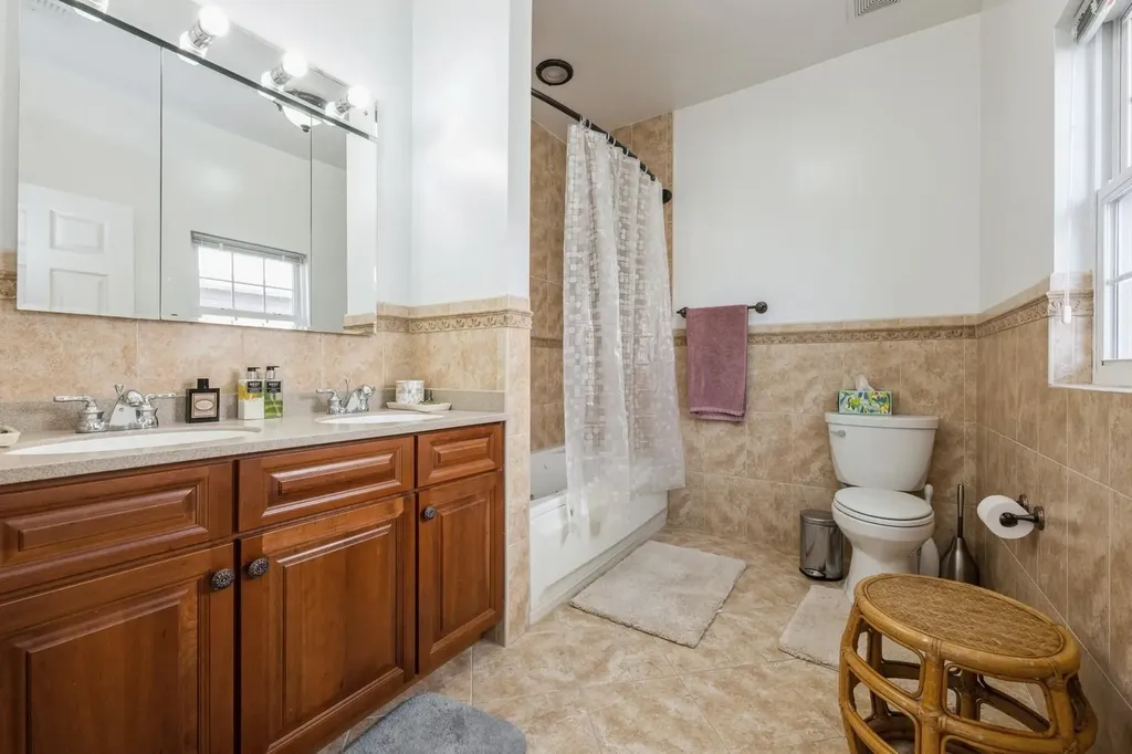 22 Jacqueline Way North Babylon NY 11703