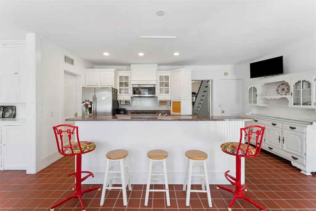 27 Station Road Westhampton NY 11977