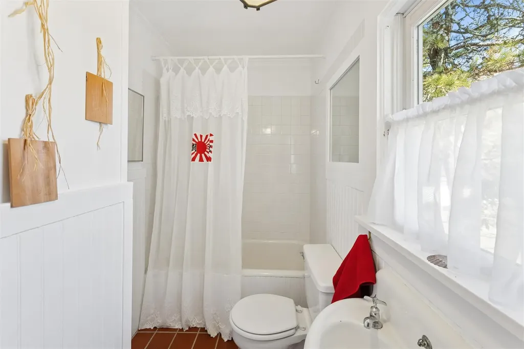 27 Station Road Westhampton NY 11977