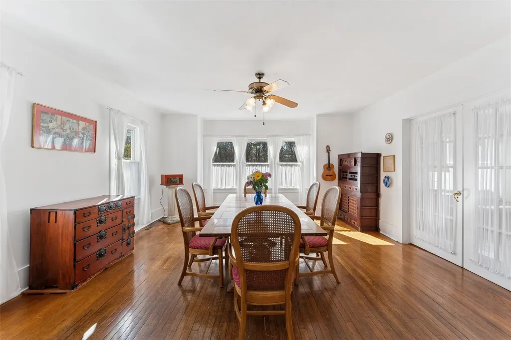27 Station Road Westhampton NY 11977