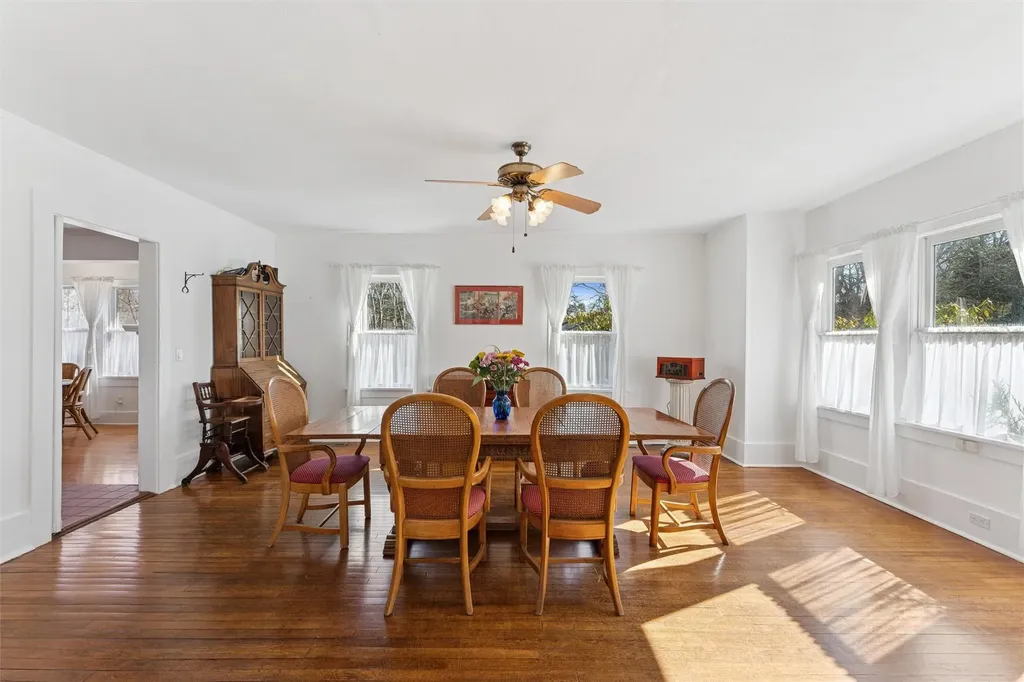 27 Station Road Westhampton NY 11977