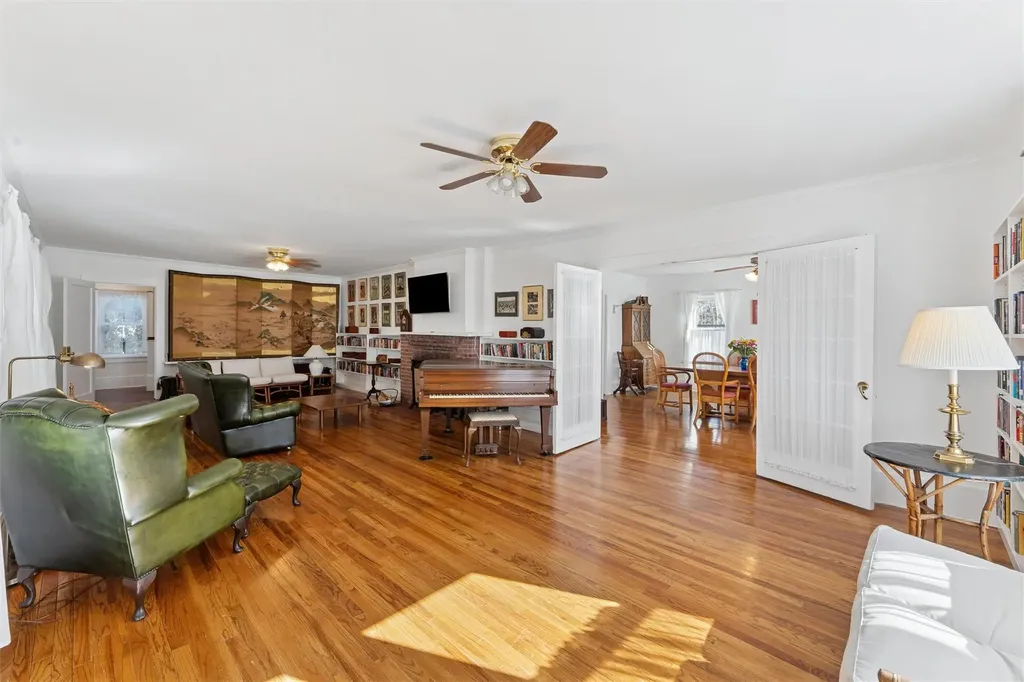 27 Station Road Westhampton NY 11977