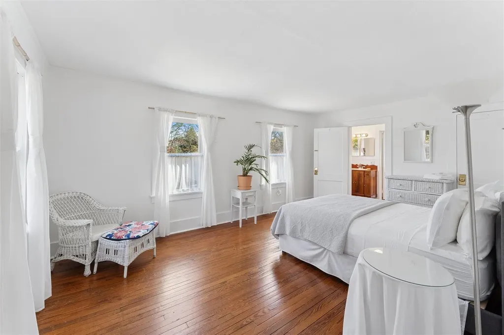 27 Station Road Westhampton NY 11977