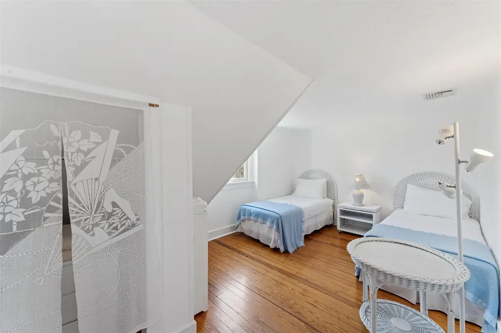 27 Station Road Westhampton NY 11977