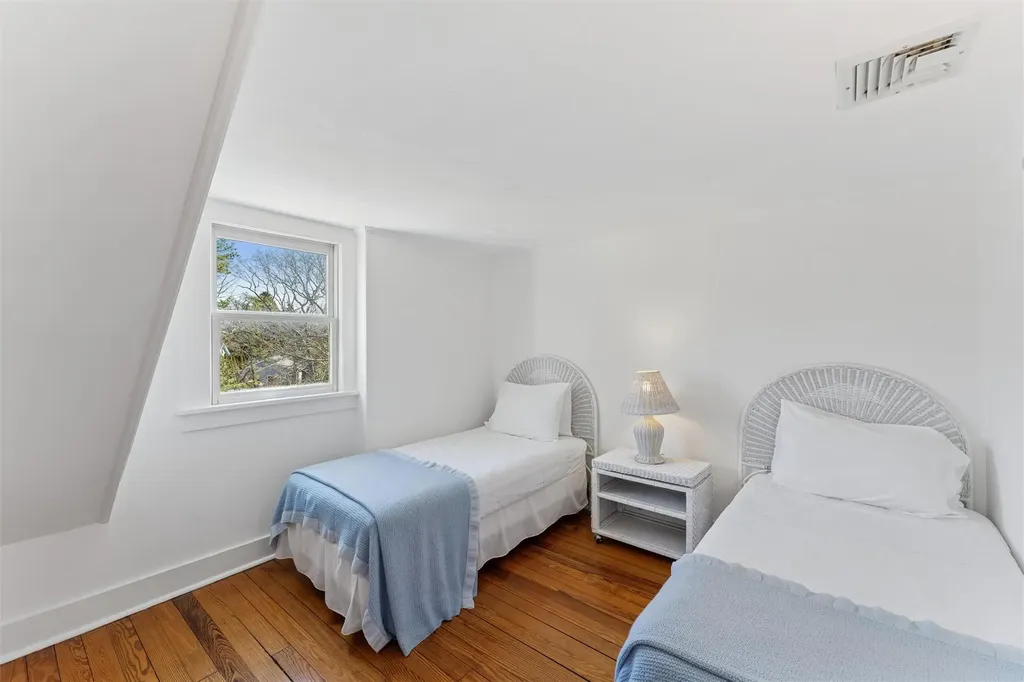 27 Station Road Westhampton NY 11977