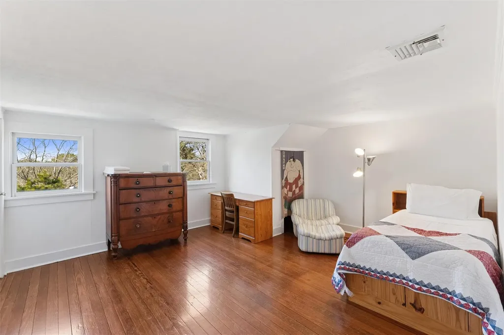 27 Station Road Westhampton NY 11977