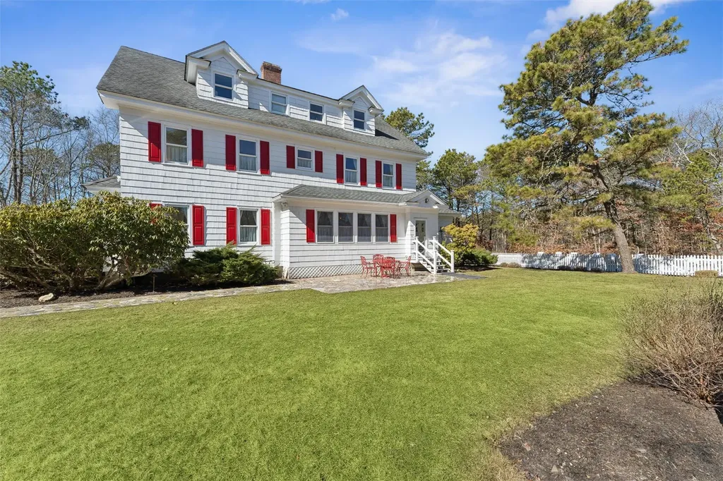 27 Station Road Westhampton NY 11977