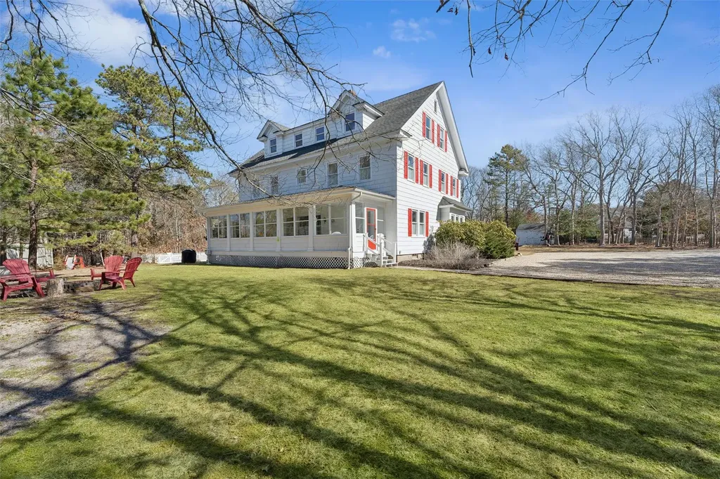 27 Station Road Westhampton NY 11977
