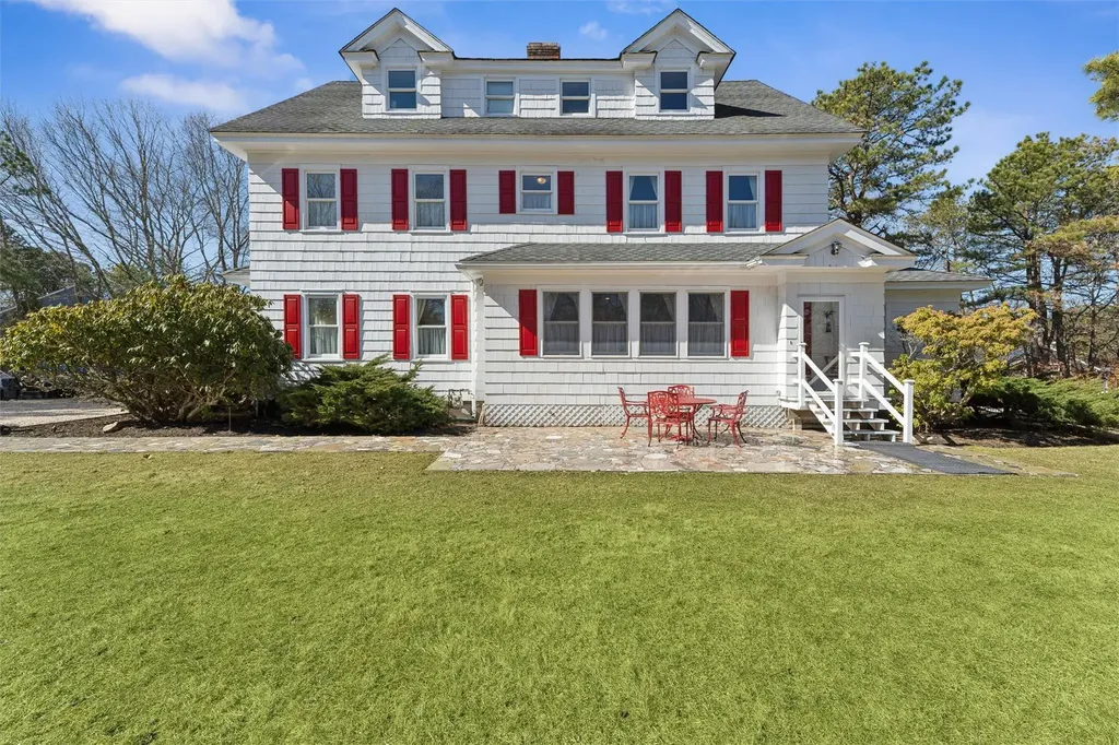 27 Station Road Westhampton NY 11977