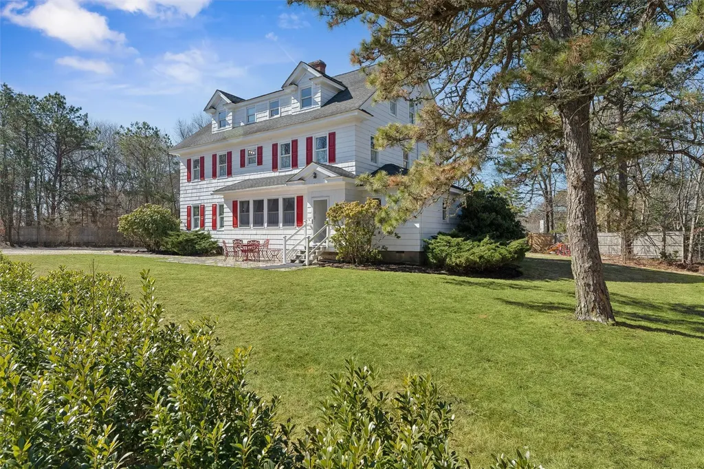 27 Station Road Westhampton NY 11977
