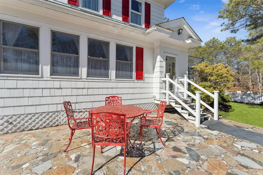 27 Station Road Westhampton NY 11977