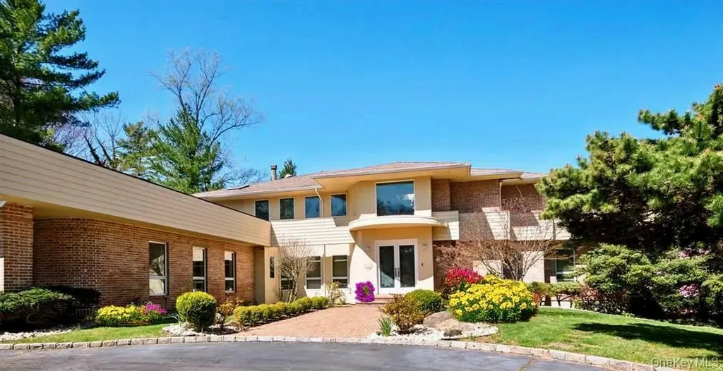 110A Windsor Gate Great Neck NY 11020