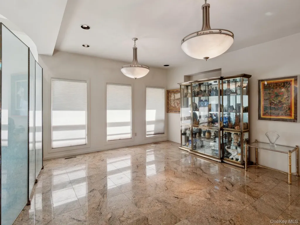 110A Windsor Gate Great Neck NY 11020