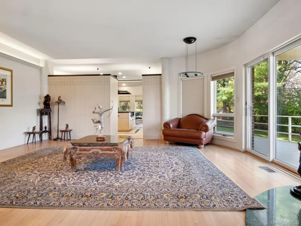 110A Windsor Gate Great Neck NY 11020
