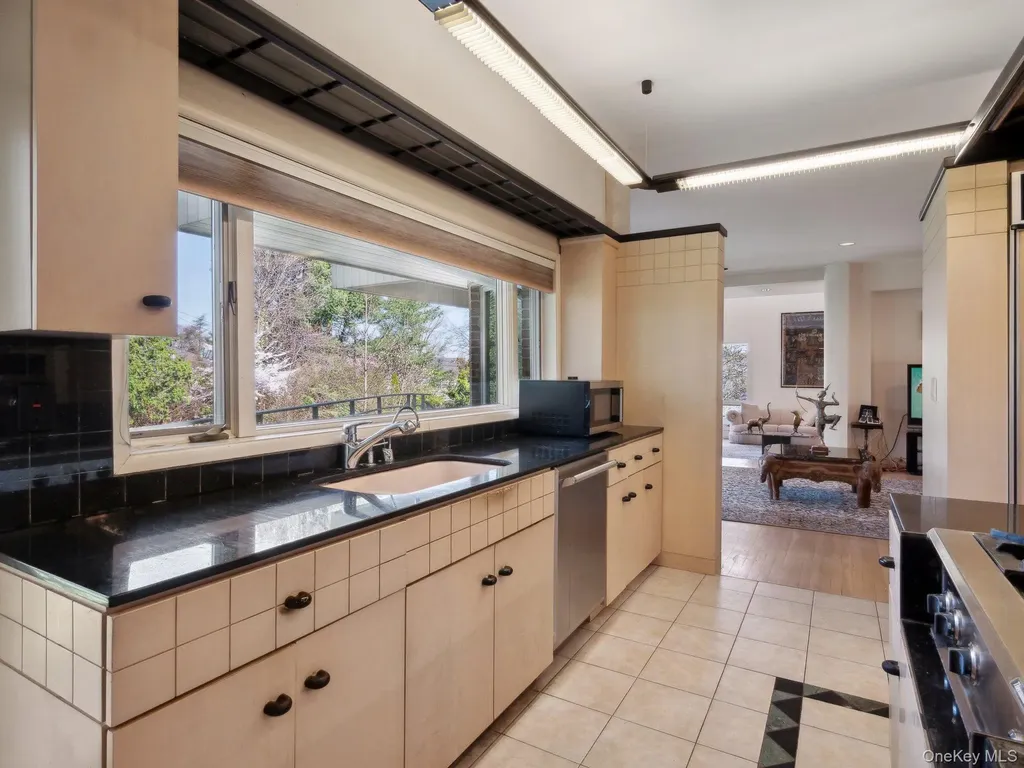 110A Windsor Gate Great Neck NY 11020