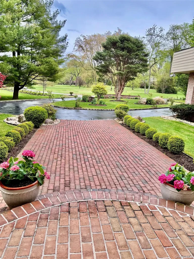 110A Windsor Gate Great Neck NY 11020
