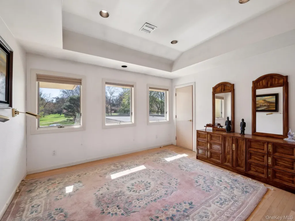 110A Windsor Gate Great Neck NY 11020