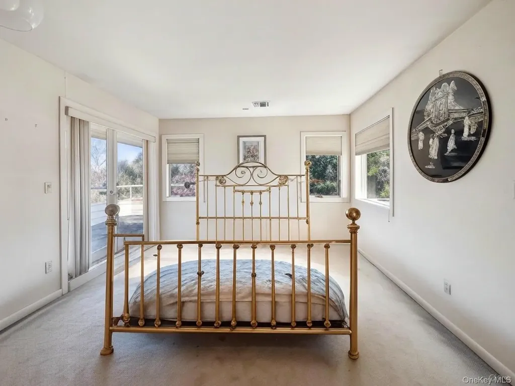 110A Windsor Gate Great Neck NY 11020