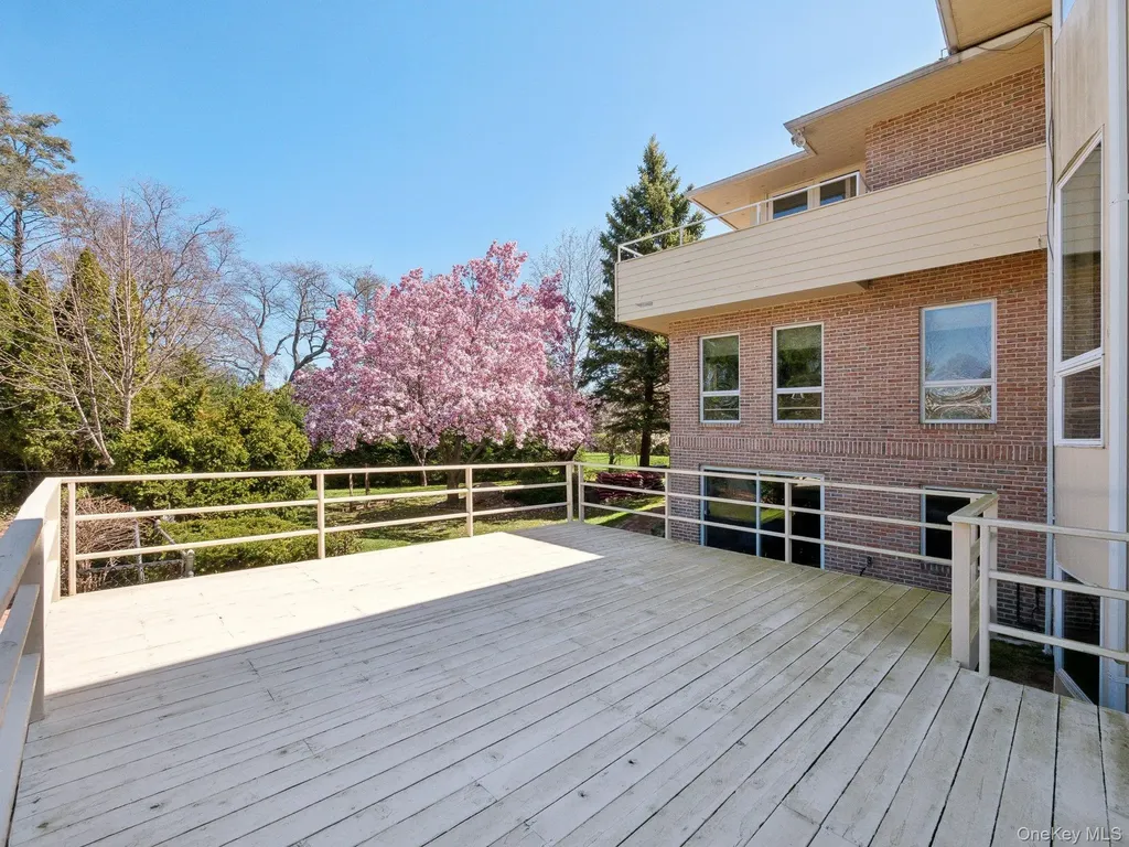 110A Windsor Gate Great Neck NY 11020