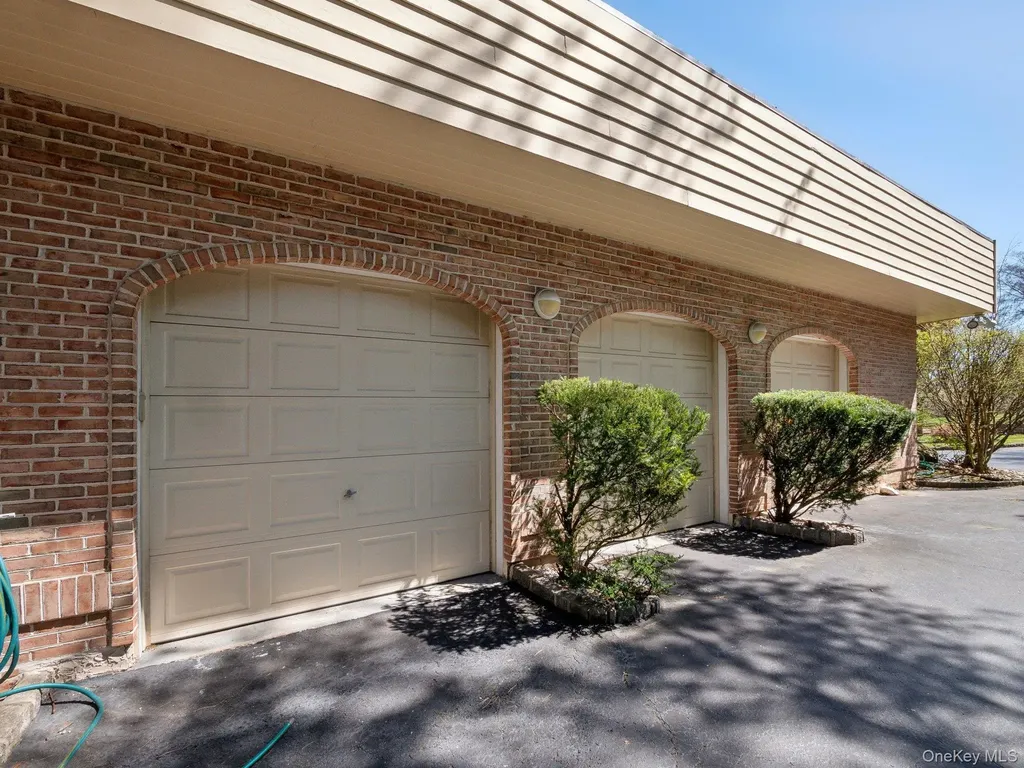 110A Windsor Gate Great Neck NY 11020