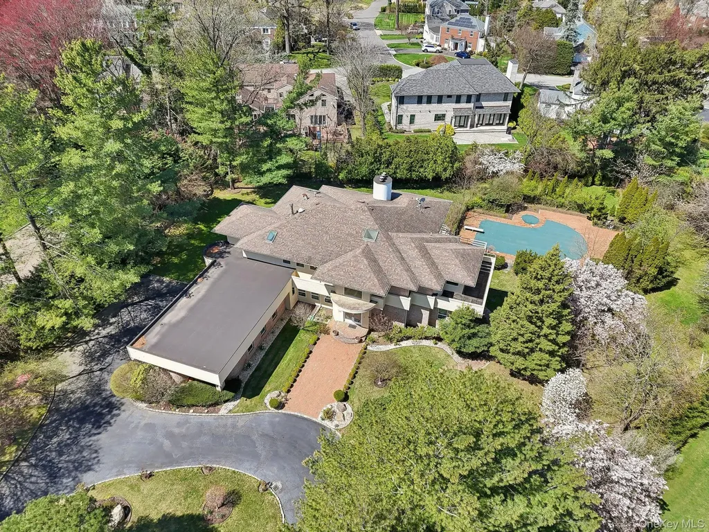 110A Windsor Gate Great Neck NY 11020