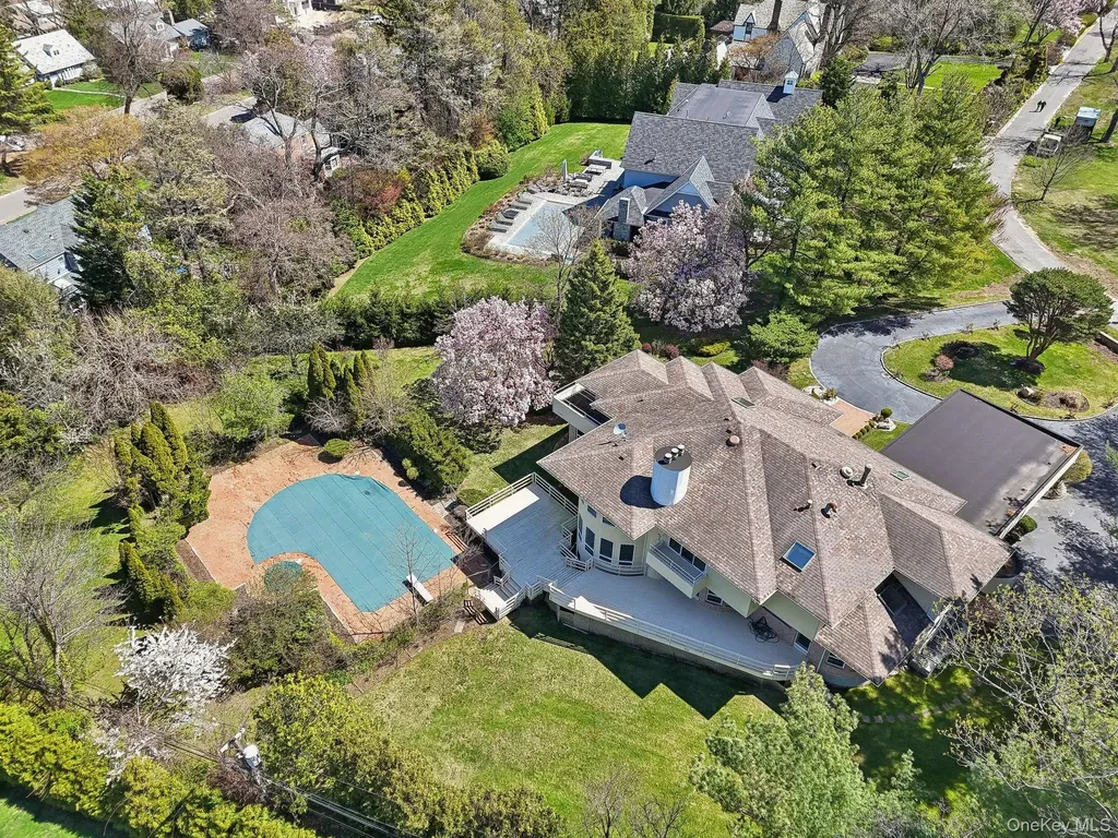 110A Windsor Gate Great Neck NY 11020