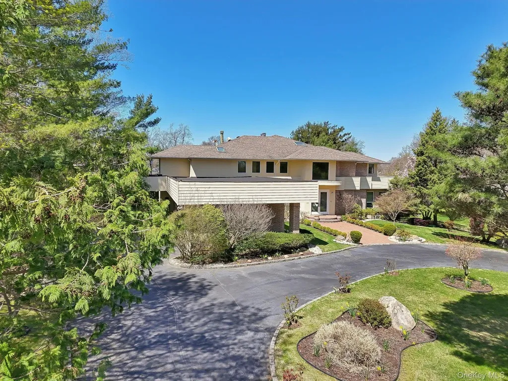 110A Windsor Gate Great Neck NY 11020