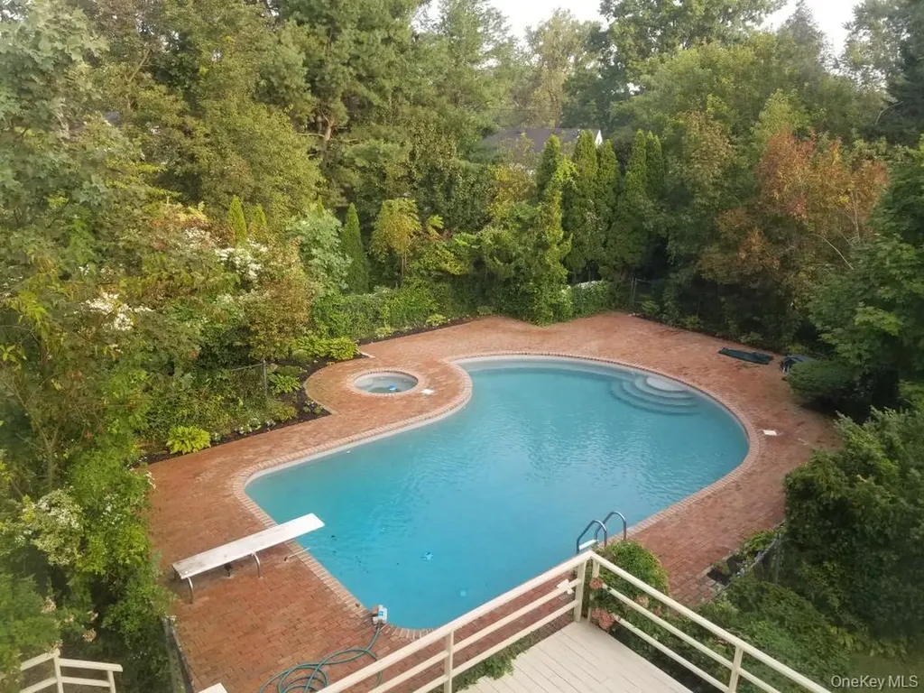 110A Windsor Gate Great Neck NY 11020