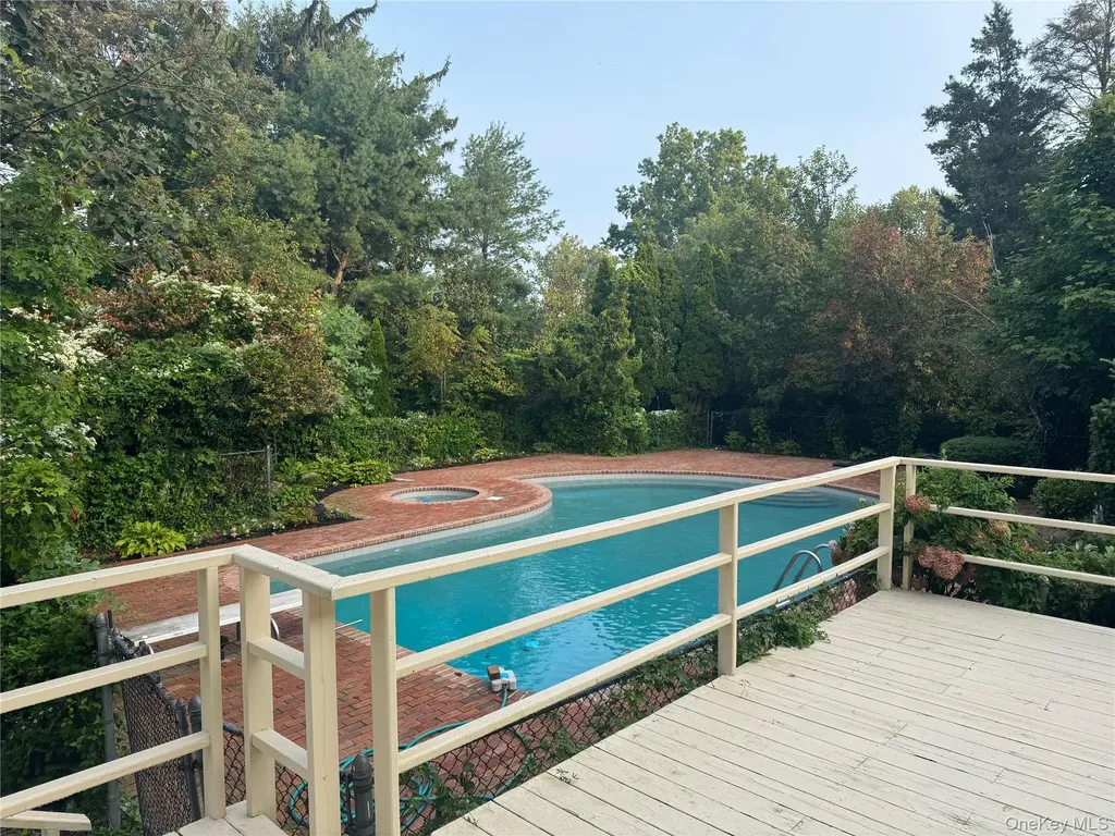 110A Windsor Gate Great Neck NY 11020
