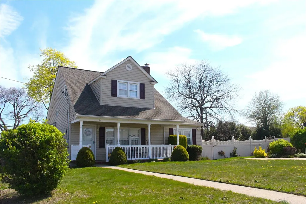104 Riviera Parkway Lindenhurst NY 11757