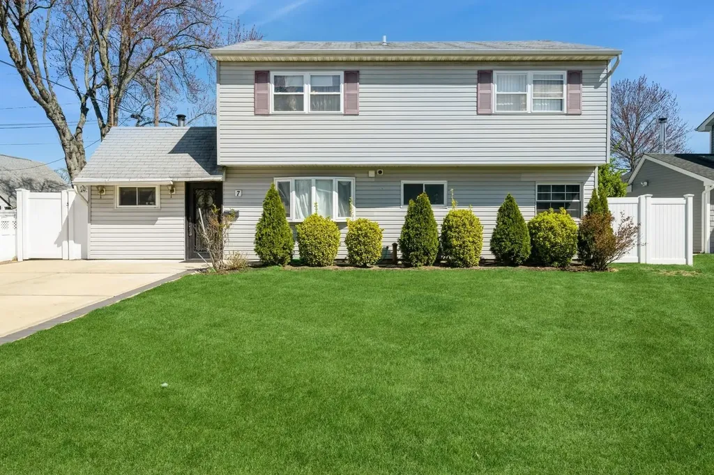 7 Bunker Lane Hicksville NY 11801