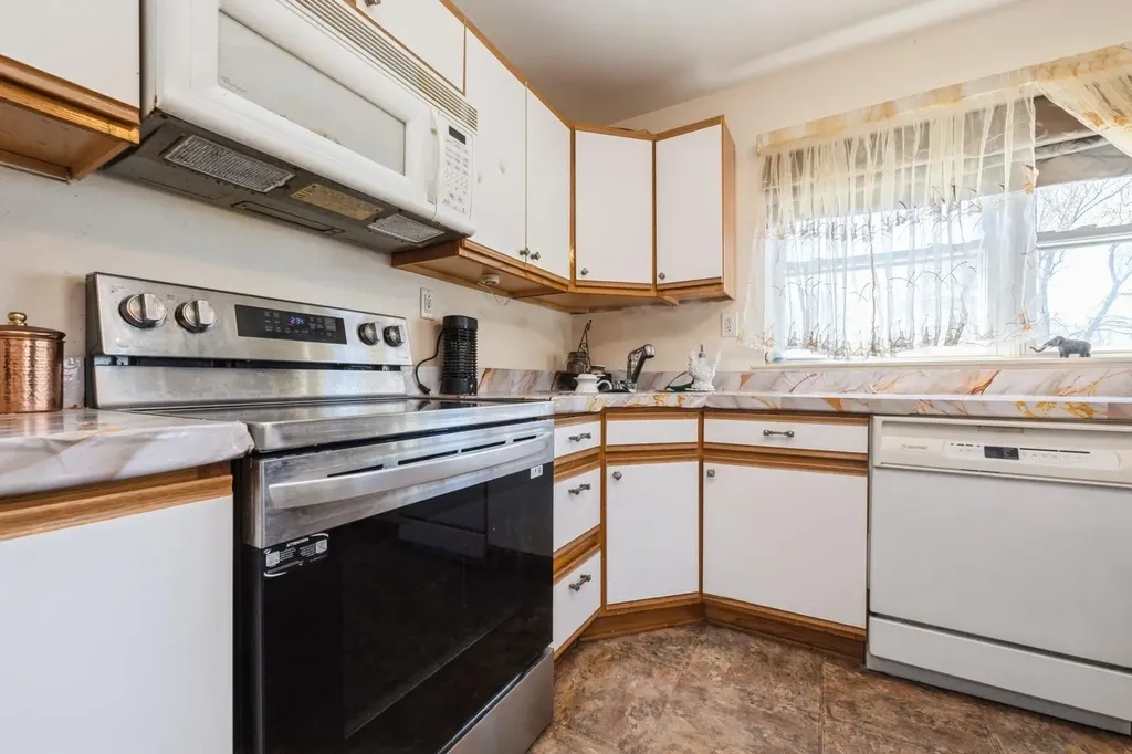 7 Bunker Lane Hicksville NY 11801