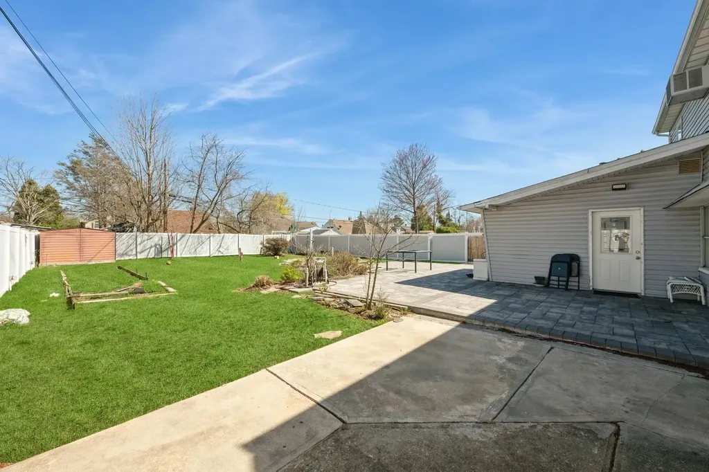 7 Bunker Lane Hicksville NY 11801