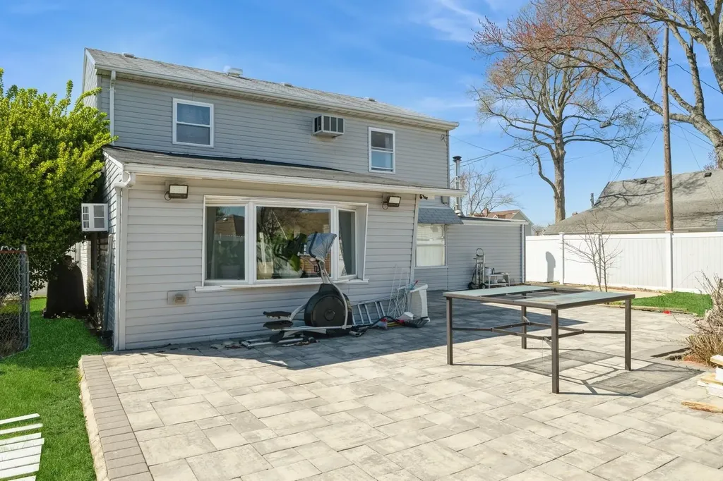 7 Bunker Lane Hicksville NY 11801