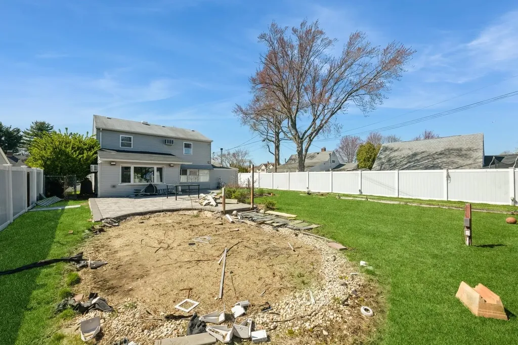 7 Bunker Lane Hicksville NY 11801