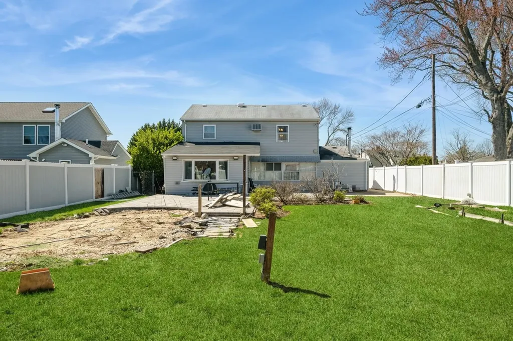 7 Bunker Lane Hicksville NY 11801