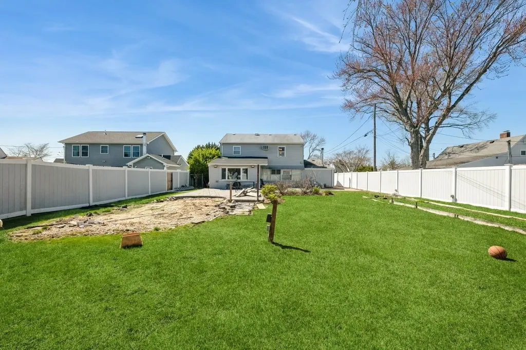 7 Bunker Lane Hicksville NY 11801