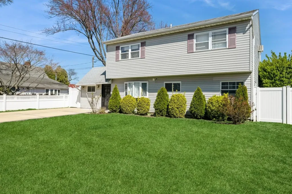 7 Bunker Lane Hicksville NY 11801
