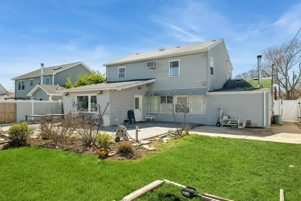7 Bunker Lane Hicksville NY 11801