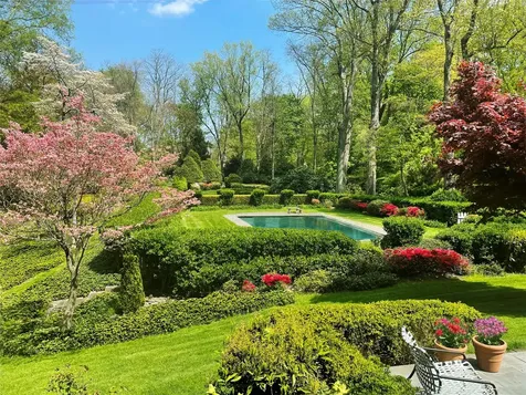 14 The Glen Matinecock NY 11560