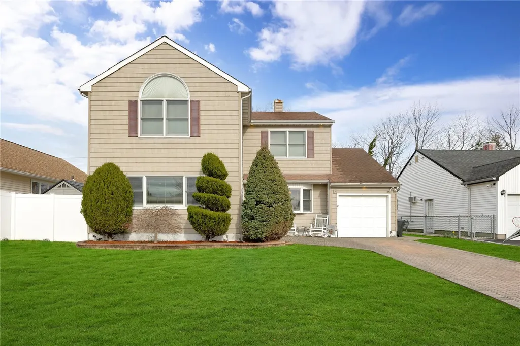518 Farmranch Road E Bethpage NY 11714